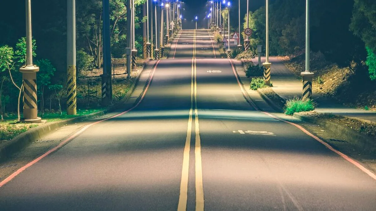 大肚藍色公路夜間道路與路燈景色