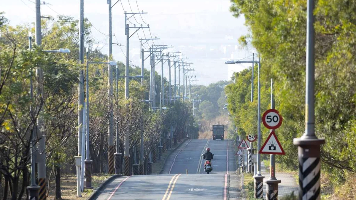 大肚藍色公路白天蜿蜒道路與大肚山景色