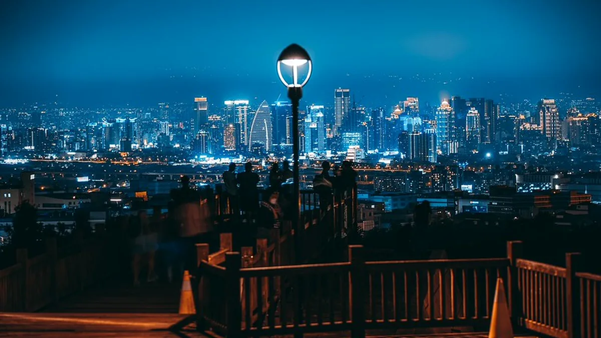 大肚藍色公路夜景平台眺望台中市區燈海