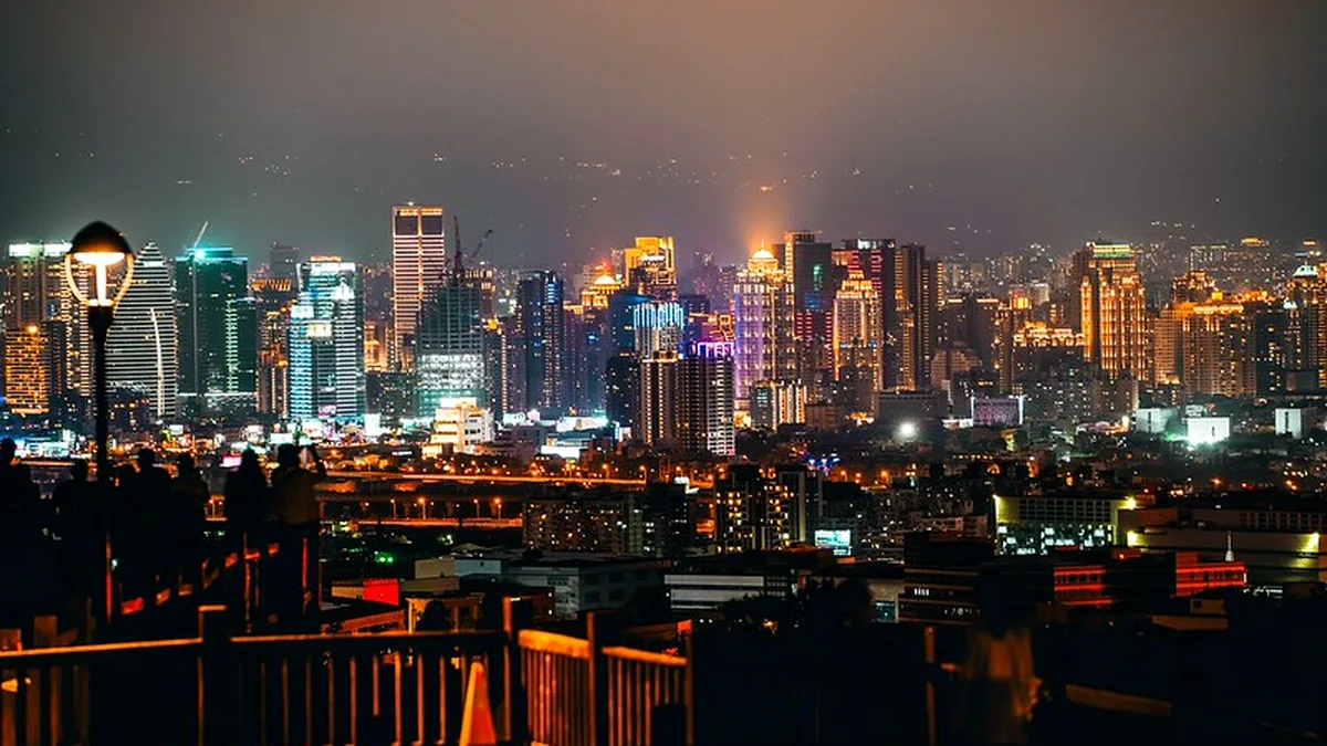 大肚藍色公路夜景眺望台中城市與遠方光帶