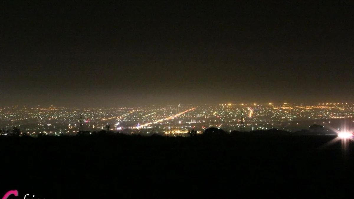 臺中都會公園夜晚燈海與山線剪影