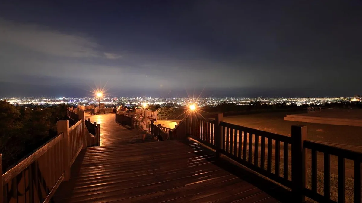 望高寮夜景公園觀景平台欄杆與夜間燈光
