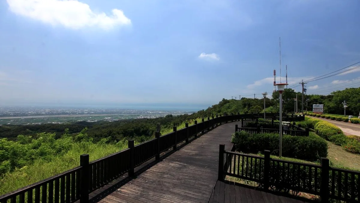 望高寮夜景公園白天觀景平台與台中城市遠景