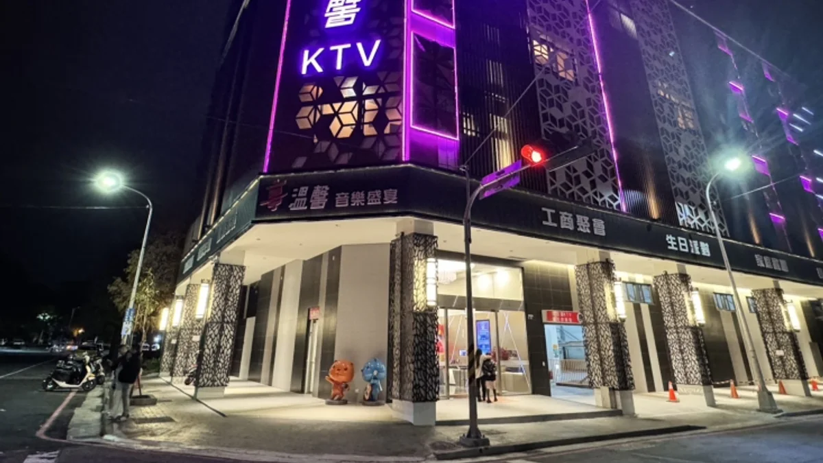 享溫馨KTV南屯向學店紫色燈光建築與夜間入口外觀